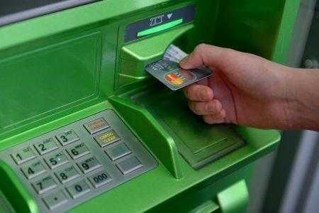 Ассоциация ЕМА: Украинцы стали заметно чаще платить банковскими картами и реже снимать наличные в банкоматах