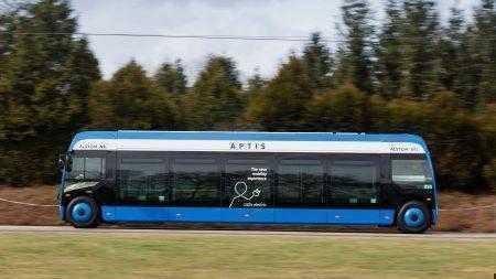 В июне на улицы Парижа выйдет необычный электробус от Alstom