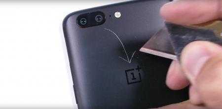 Поцарапать, поджечь, погнуть: OnePlus 5 прошел ряд испытаний на стойкость