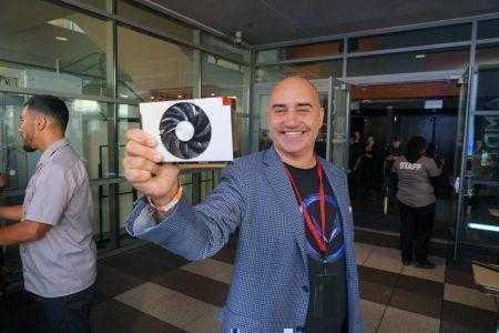 AMD показала компактную видеокарту RX Vega Nano и прототип голографического устройства Radeon Holocube в форме куба