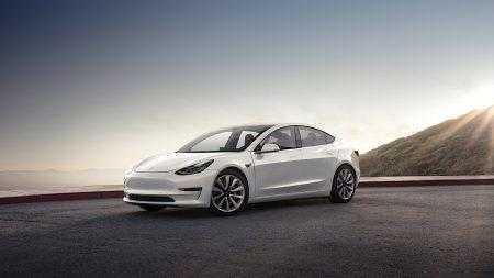 Tesla начинает продажи электромобилей Model 3, версия с более емкой батареей и запасом хода 500 км стоит $44 тыс.