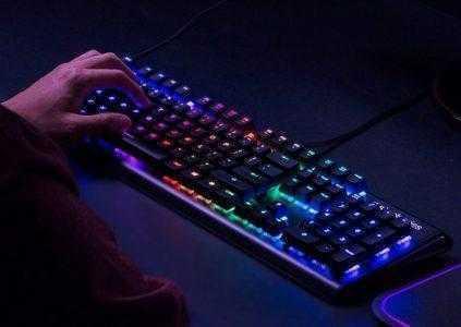 Клавиатура SteelSeries Apex M570 выводит световые уведомления при поступлении сообщений в мессенджерах и электронной почте