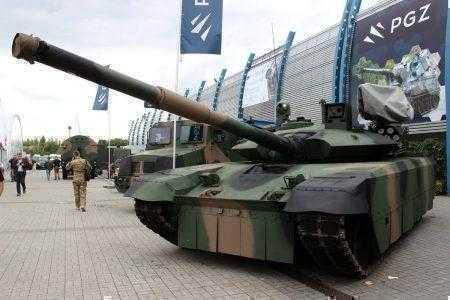 «Укроборонпром» совместно с польской компанией «Bumar-Labedy» разработал танк PT-17, который является глубокой модернизацией модели Т-72 по стандартам НАТО
