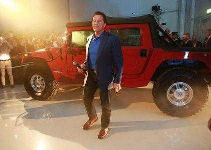 Для Арнольда Шварценеггера сделали электрический Hummer H1 с динамикой спорткара