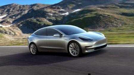 28 июля Tesla проведет церемонию вручения ключей от первых 30 электромобилей Tesla Model 3, к концу года компания будет производить 20 тыс. электромобилей этой марки в месяц