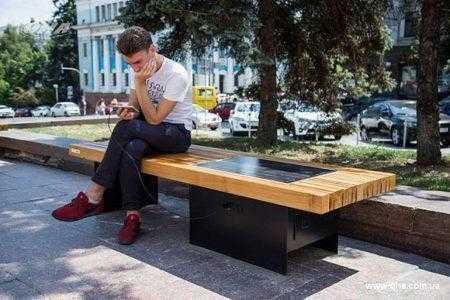 В Киеве установили скамейки с солнечными панелями, от которых можно подзарядить гаджеты