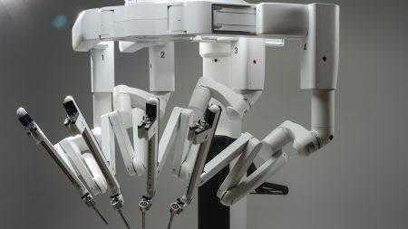 Медицинский автономный робот STAR делает надрезы аккуратнее и точнее, чем хирурги-люди