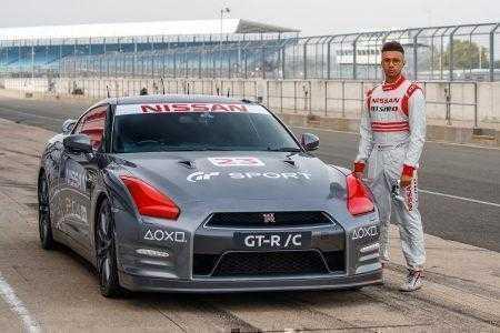 Радиоуправляемый Nissan GT-R /C разогнался до 210 км/ч на автотрассе Сильверстоун, управлял им гонщик на вертолете с помощью геймпада DualShock 4