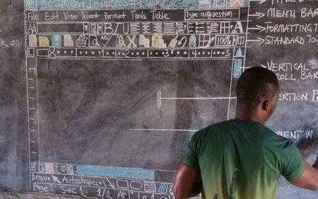 Microsoft подарит компьютер африканскому учителю информатики, рисовавшему Microsoft Word на школьной доске. Но для полноценного обучения нужно 50 машин