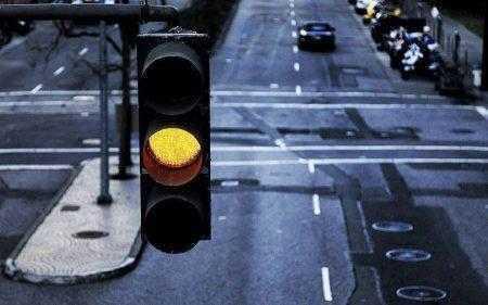 Правительство задумалось об отмене желтого сигнала светофора
